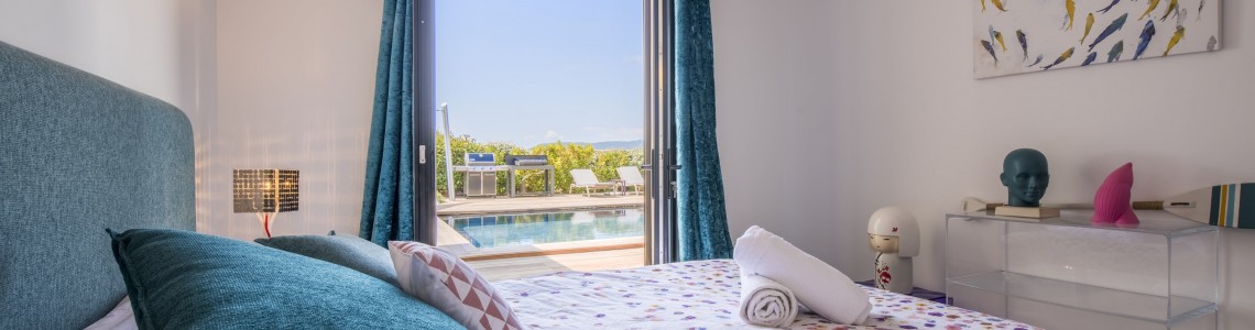 Chambre étage accès direct piscine-min