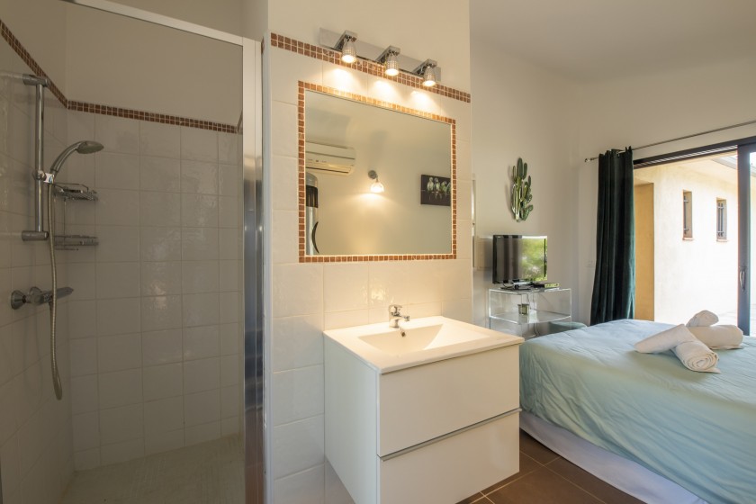 Salle d'eau chambre étage entrée-min