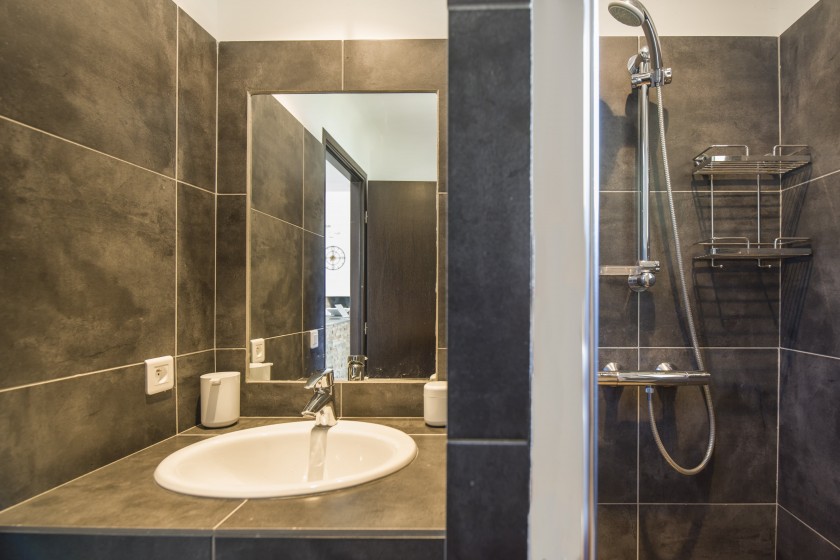 Salle d'eau pour chambre accès direct piscine-min